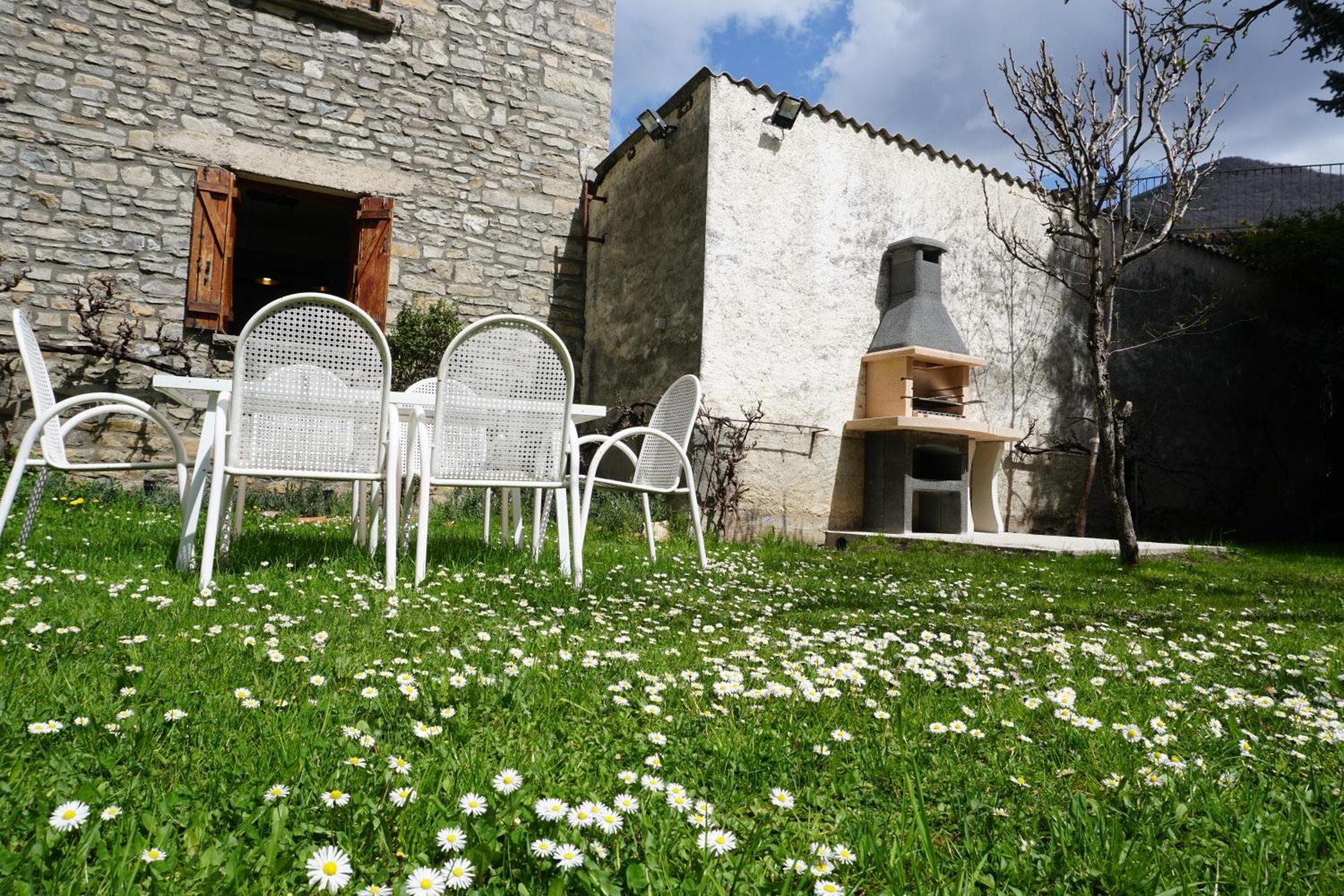 Villa Cirjuana, casa en el centro con agradable jardín y barbacoa Biescas  Exterior foto